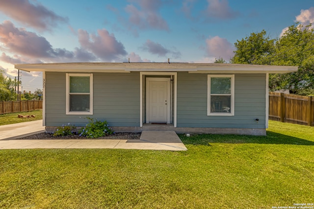 view of front of house featuring a lawn