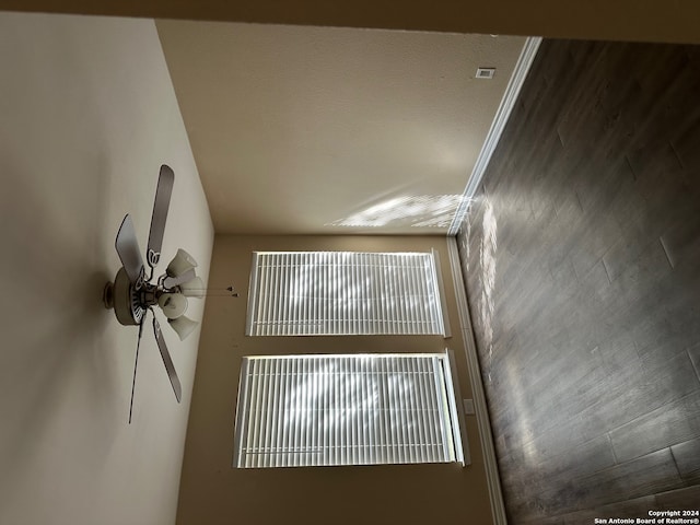 empty room featuring ceiling fan and ornamental molding