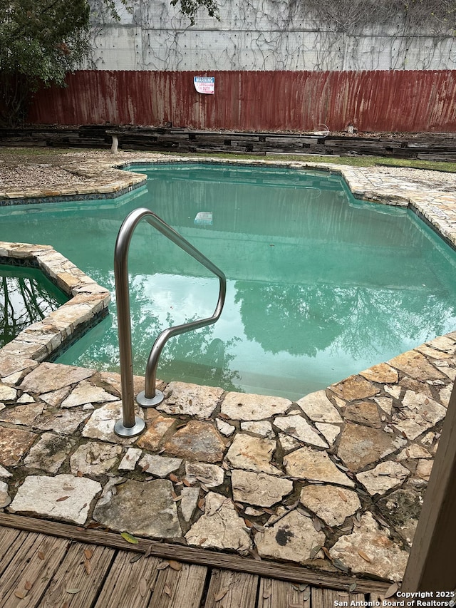 2542 Babcock Rd Unit E103, San Antonio, TX 78229 - view of swimming pool featuring fence and a pool with connected hot tub