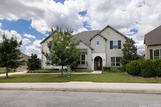 view of front facade featuring a front lawn