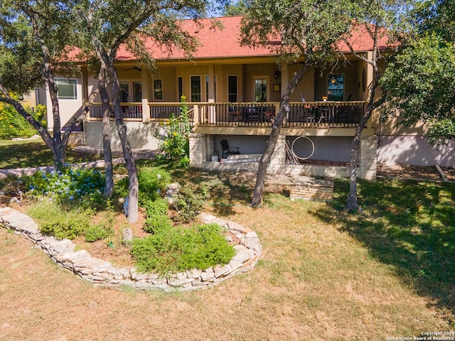 back of house featuring a lawn