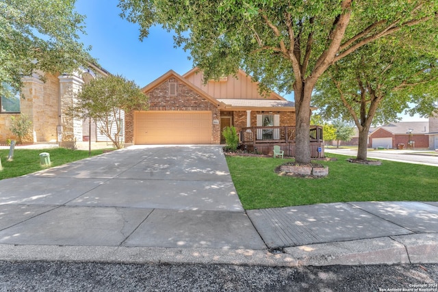 view of front of home featuring a garage and a front yard