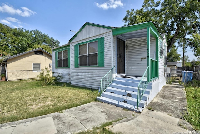 view of front facade featuring a front lawn