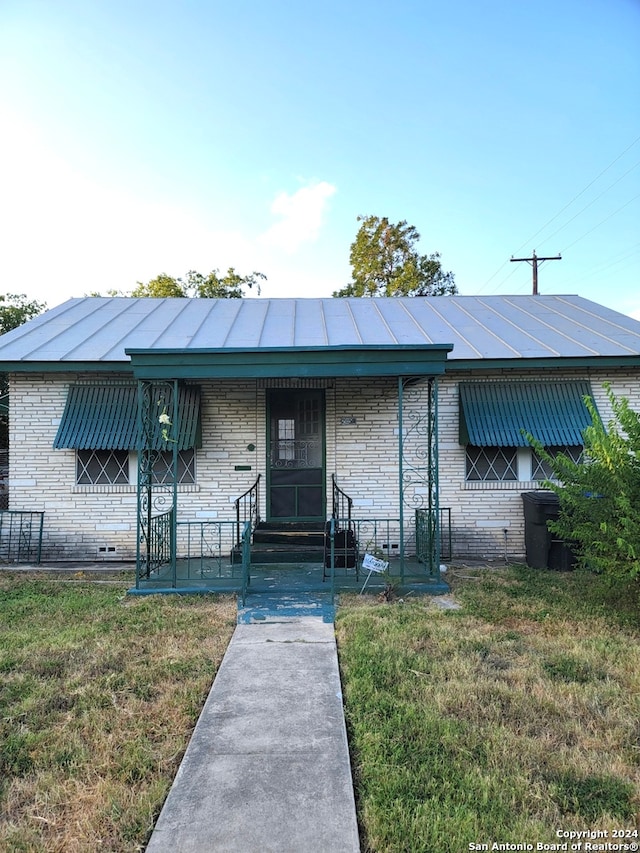 view of front of property featuring a front yard and covered porch