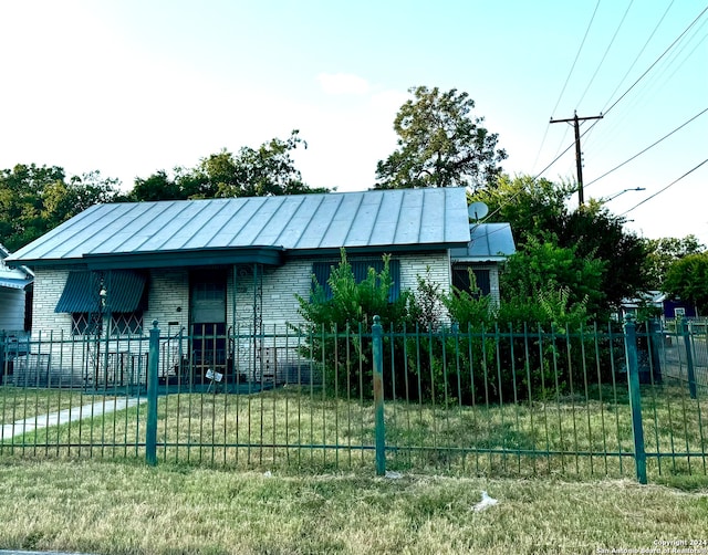 view of front of house with a front yard