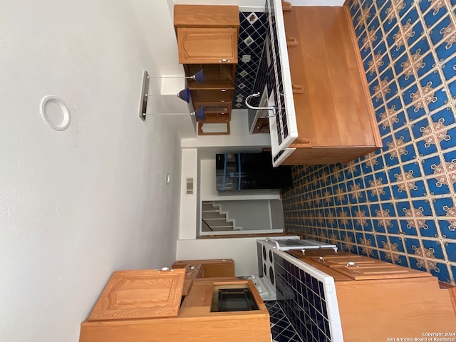 kitchen with backsplash