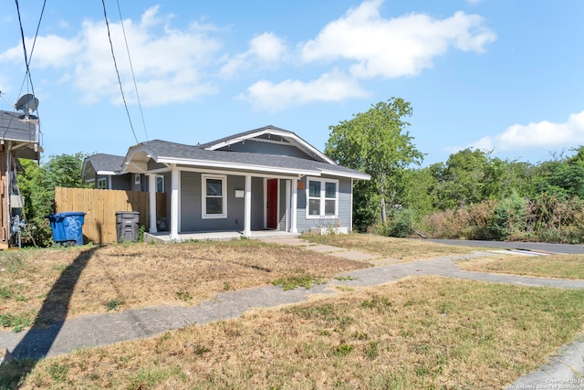 view of front facade featuring a front lawn