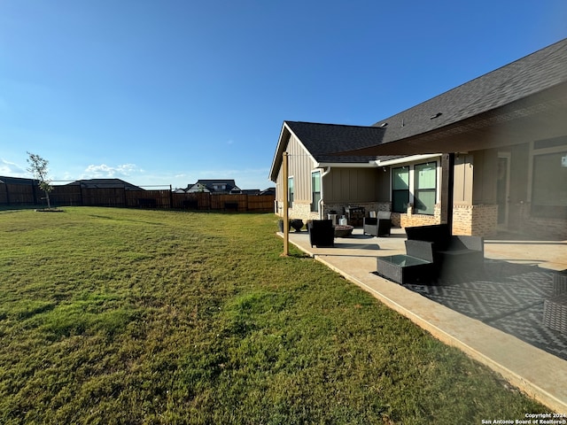 view of yard featuring a patio