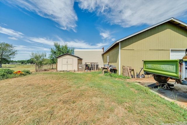 view of yard featuring a storage shed