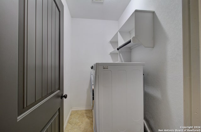 laundry area featuring light tile patterned floors