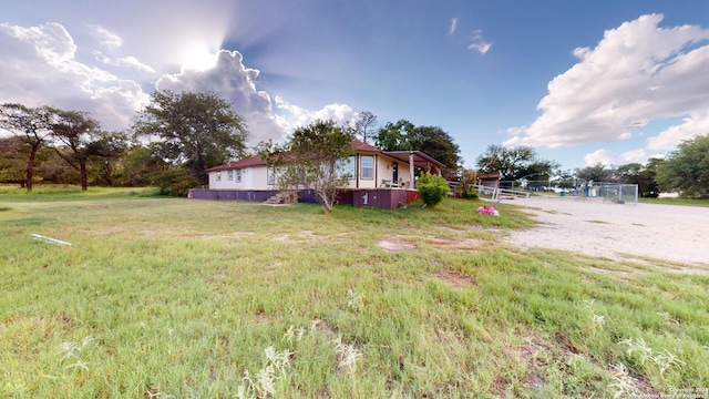 view of yard with driveway