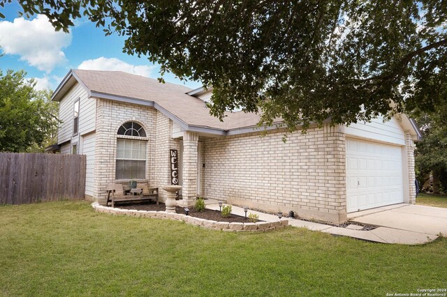 view of front of home featuring a front lawn