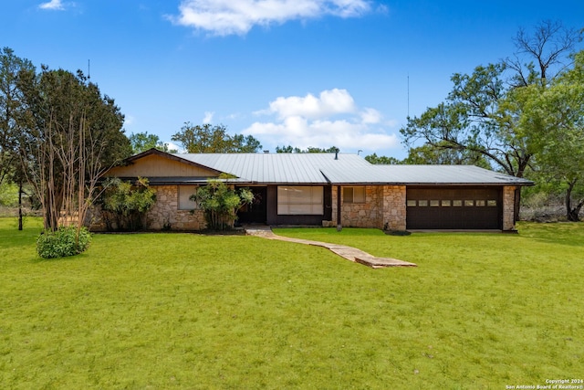 view of front of house featuring a garage and a front yard