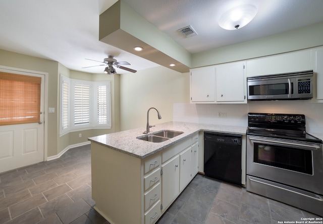 kitchen featuring kitchen peninsula, stainless steel appliances, ceiling fan, and sink