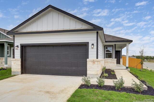 view of front facade featuring a garage and a yard