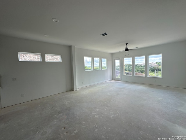 empty room featuring a healthy amount of sunlight and ceiling fan