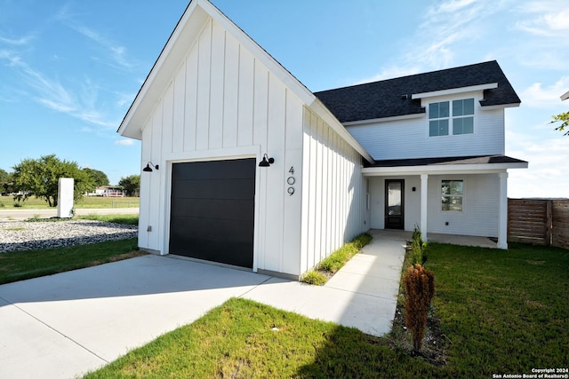 view of front of house featuring a front lawn