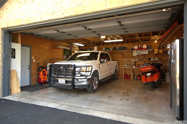 garage featuring freestanding refrigerator