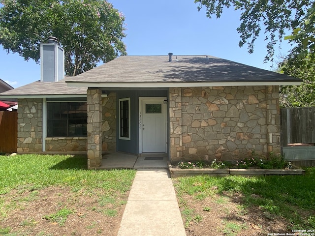 view of front of house featuring covered porch and a front yard