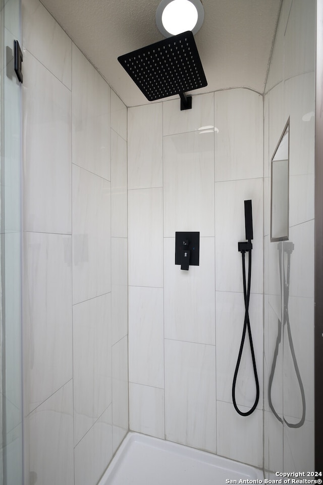 bathroom featuring tiled shower