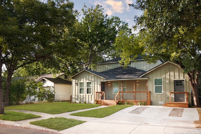 view of front of home with a front yard and covered porch