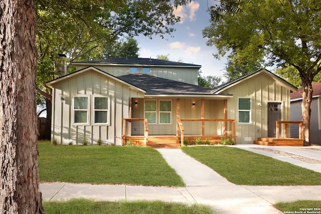 view of front of home featuring a front yard