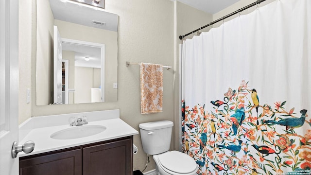 full bath featuring toilet, visible vents, a shower with shower curtain, and vanity