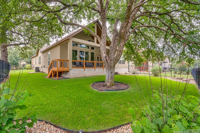 back of house featuring a lawn