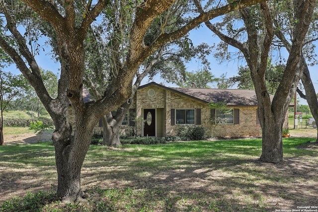 view of front of home featuring brick siding and a front yard