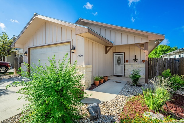 view of front facade featuring a garage