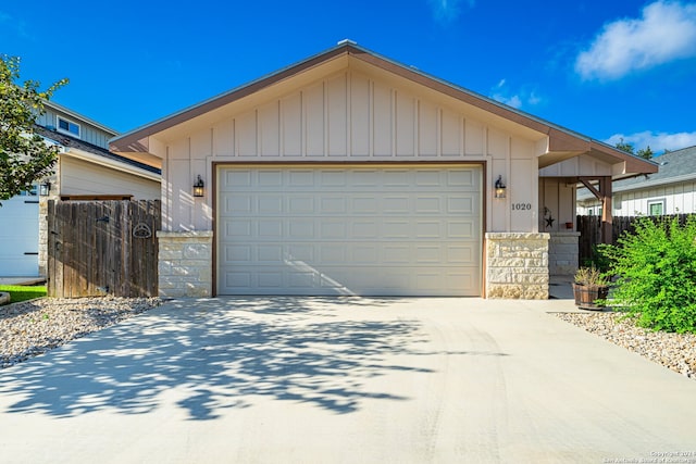 view of front facade featuring a garage