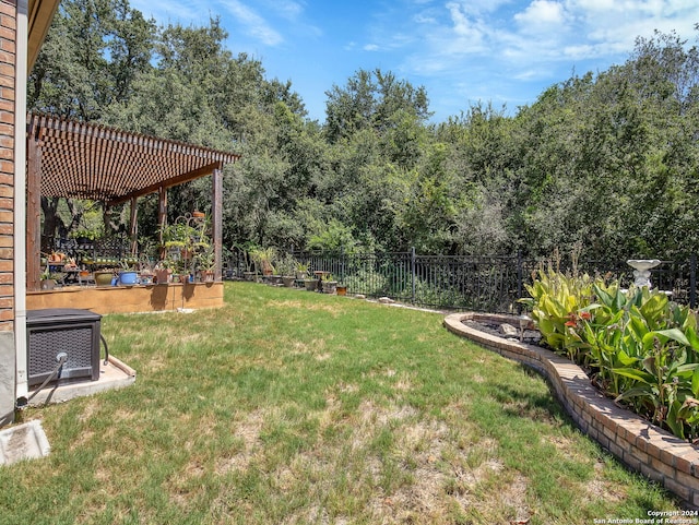 view of yard featuring a pergola