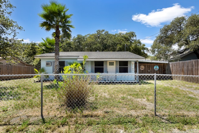 single story home with a front lawn