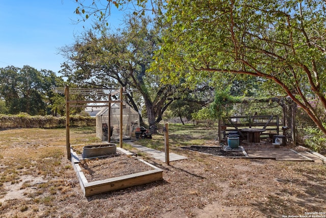 view of yard featuring an outbuilding