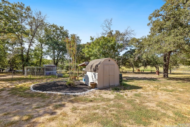 view of yard featuring a storage shed