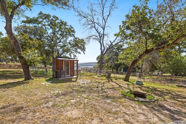 view of yard featuring a storage shed