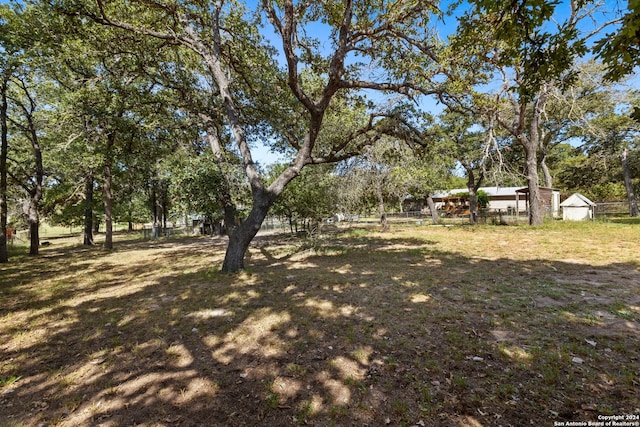 view of yard featuring an outdoor structure