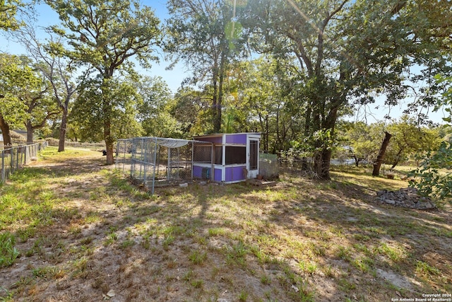 view of yard featuring an outbuilding