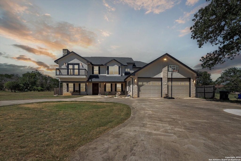 view of front of house featuring a yard and a garage