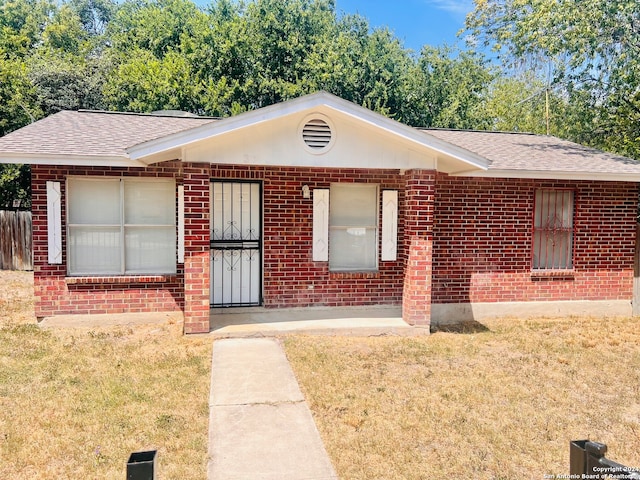 single story home featuring a front yard