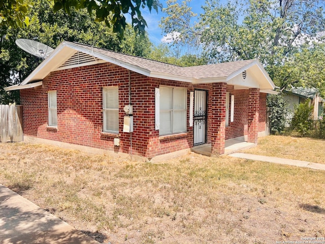 single story home with a front lawn