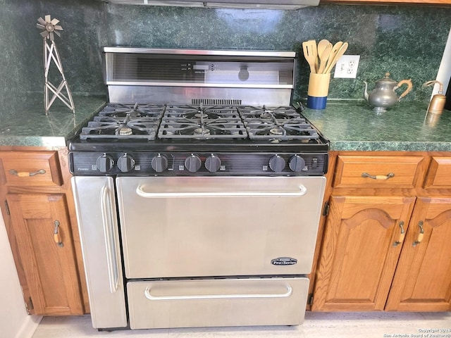 kitchen with backsplash and gas stove