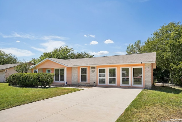 ranch-style home featuring a front lawn