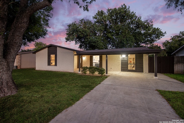 single story home featuring a yard