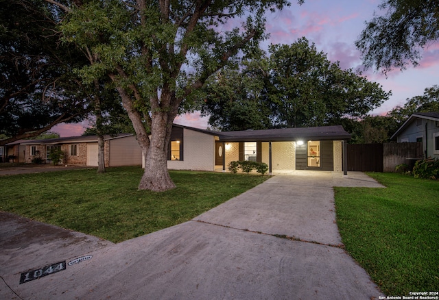 single story home featuring a lawn