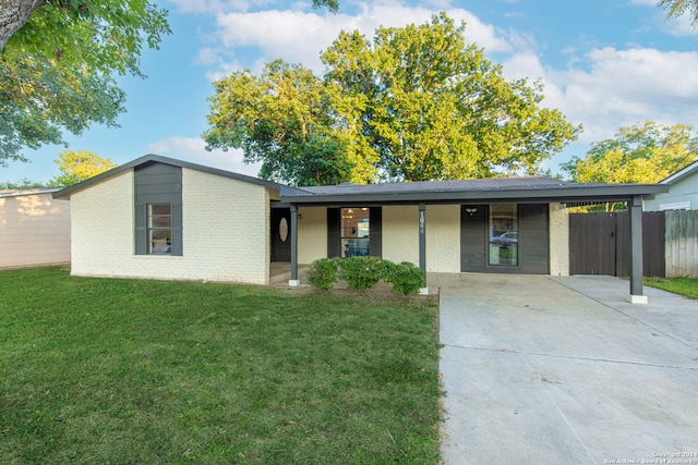 ranch-style house featuring a front lawn