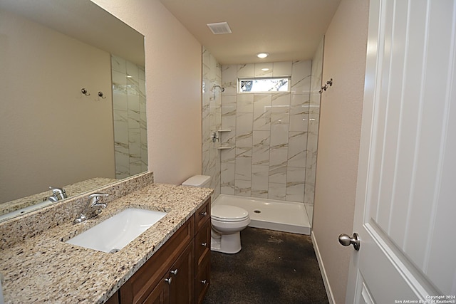 full bath featuring toilet, vanity, visible vents, baseboards, and a stall shower