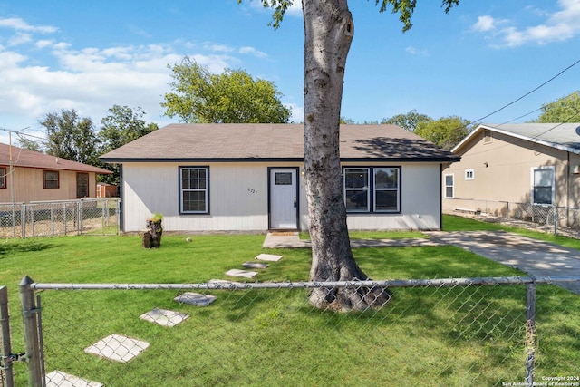 ranch-style home featuring a front lawn