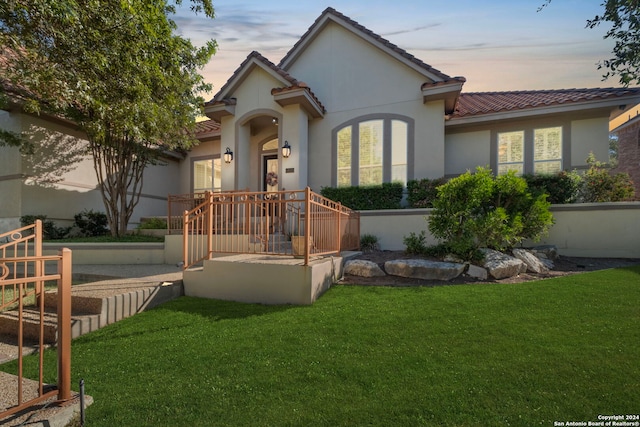 view of front of house featuring a lawn