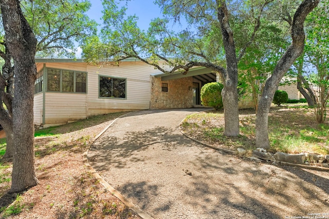 view of front of property with driveway